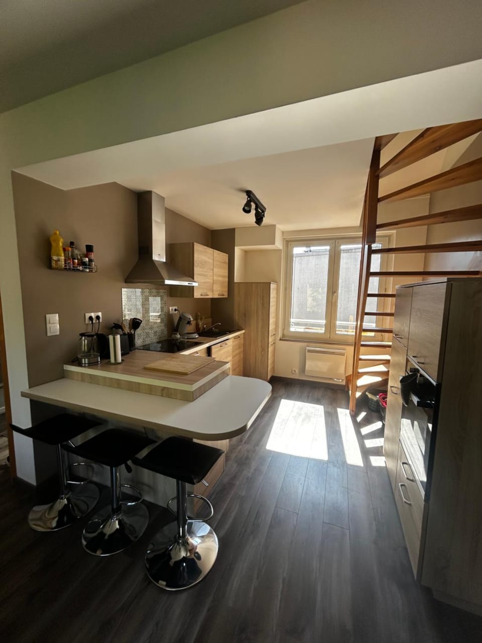 Coffee/tea facilities, Kitchen or kitchenette, Seating area, Dining area, microwave, oven, stove