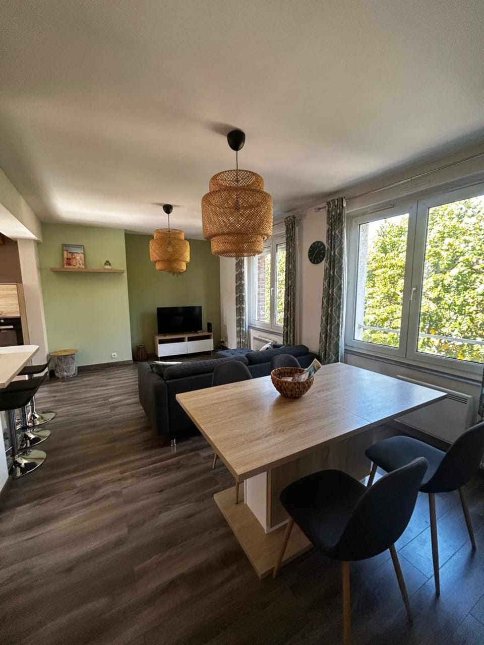 TV and multimedia, Kitchen or kitchenette, Living room, Seating area, Dining area