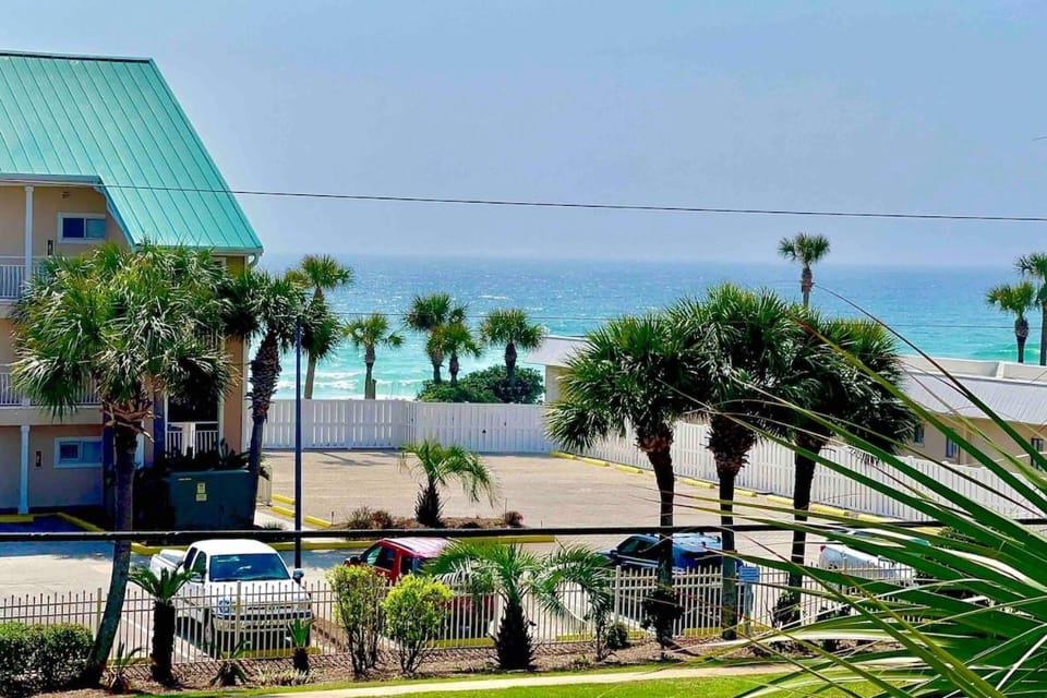 Caribleu Getaway Beach View Hot tub & Pool House in Destin