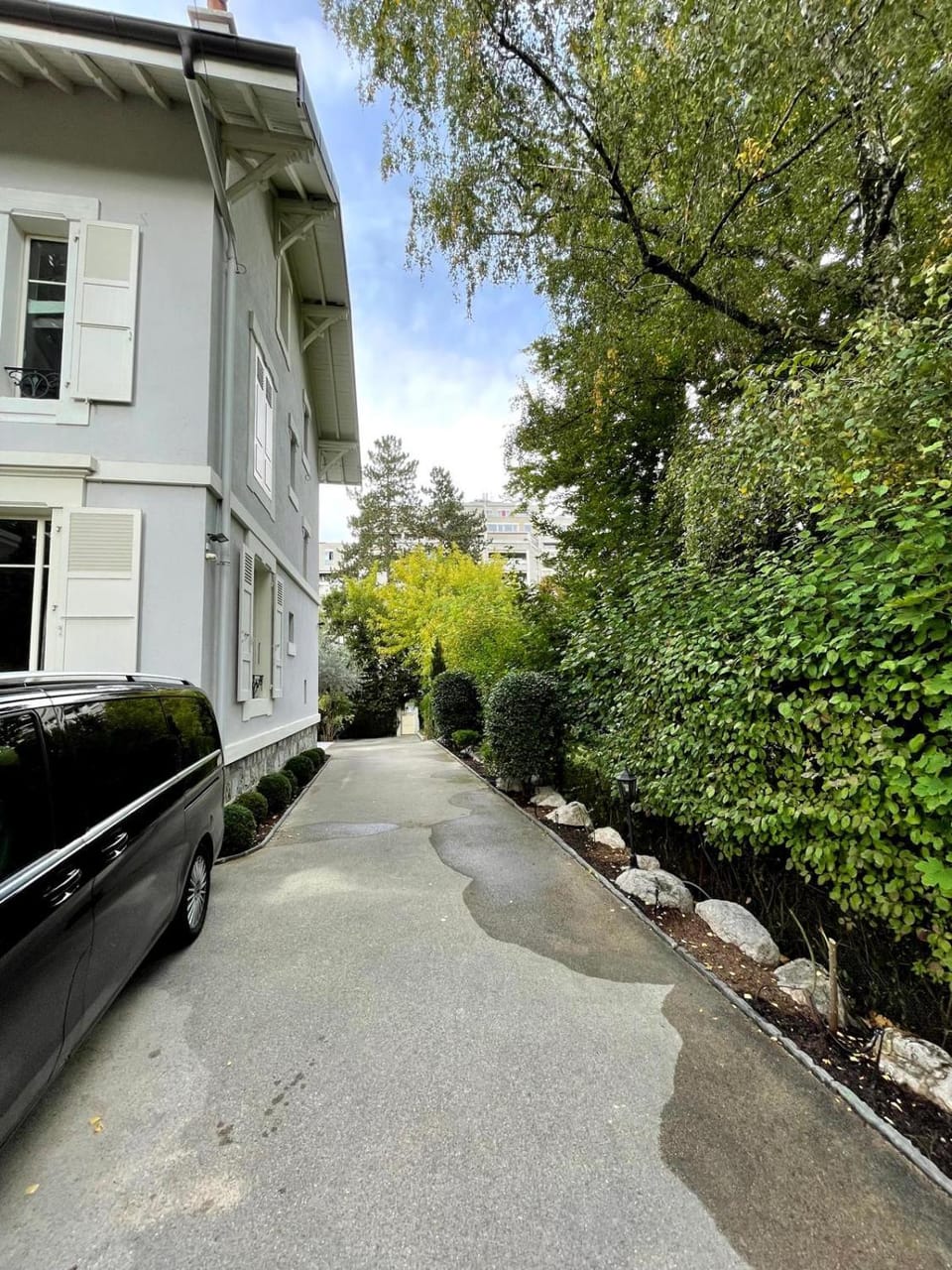 Property building, Spring, Day, Neighbourhood, Garden, Garden view, Street view, Parking
