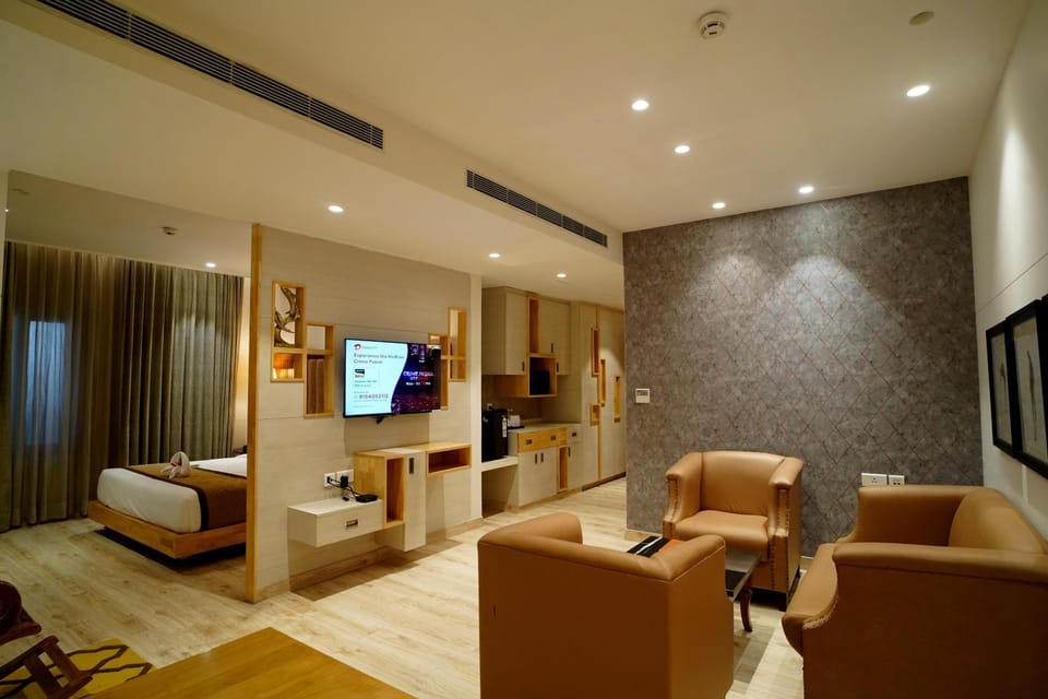 TV and multimedia, Living room, Photo of the whole room, Seating area, Bedroom