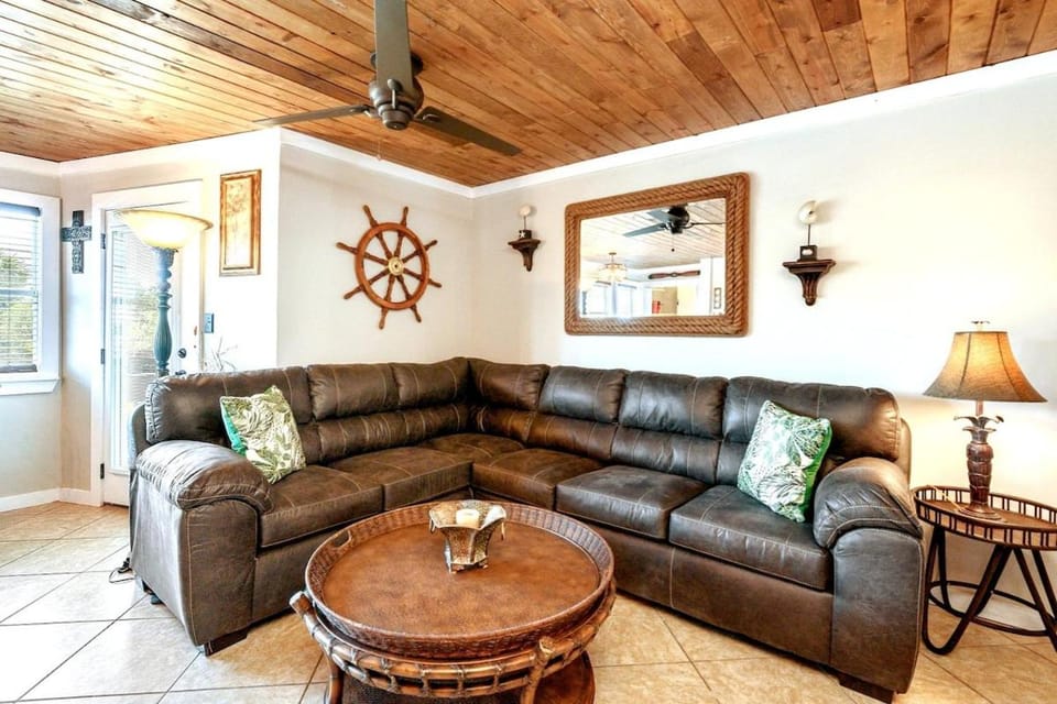 Captains Quarters 3 Comm Pools Pet Friendly House in Destin