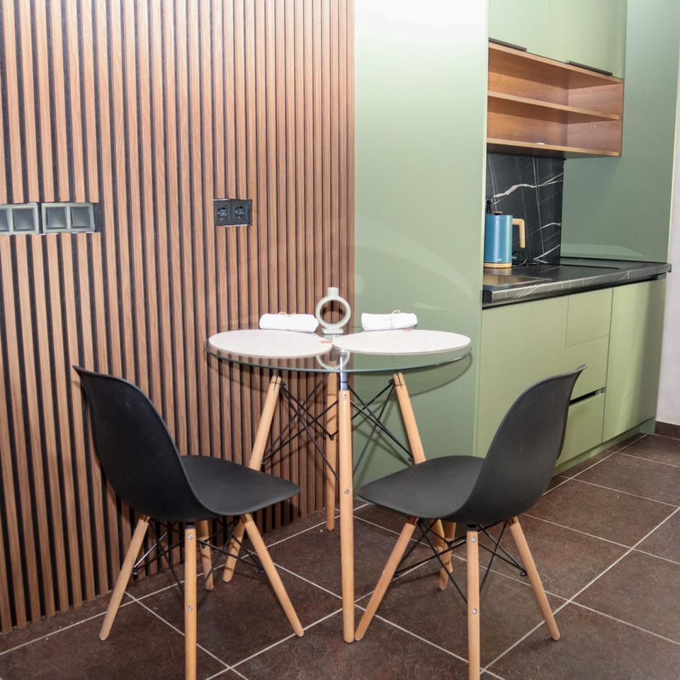 Kitchen or kitchenette, Dining area