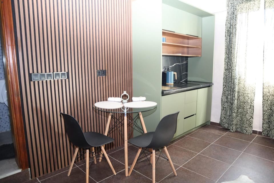 Kitchen or kitchenette, Dining area, minibar, stove