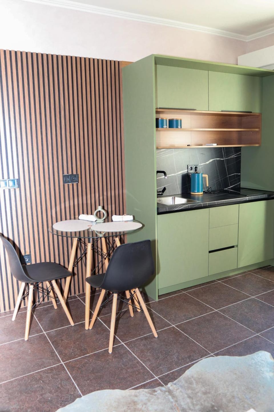 Kitchen or kitchenette, Dining area, minibar, stove