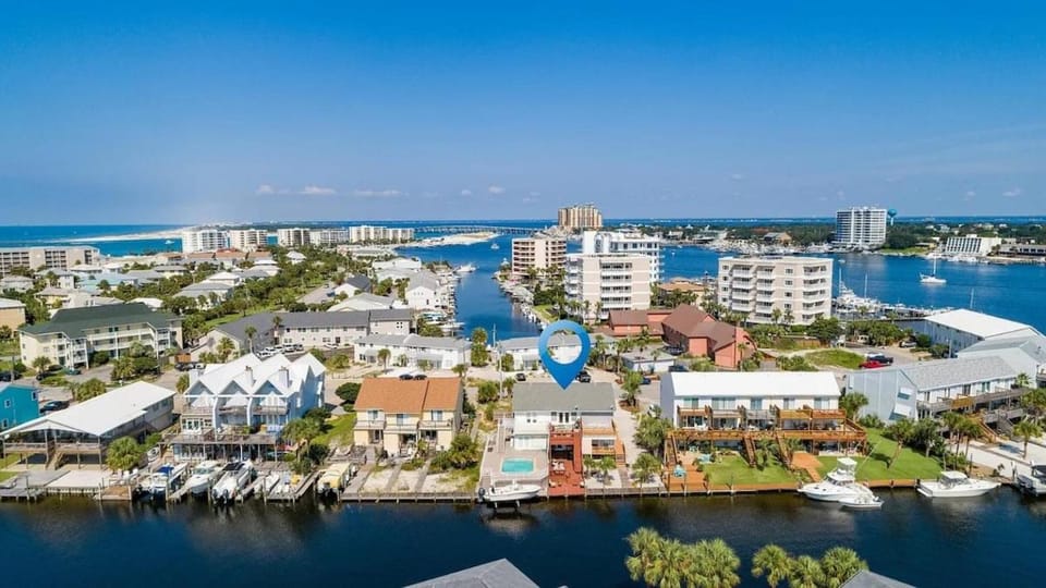 Seahab Waterfront views Dock Priv Beach access House in Destin