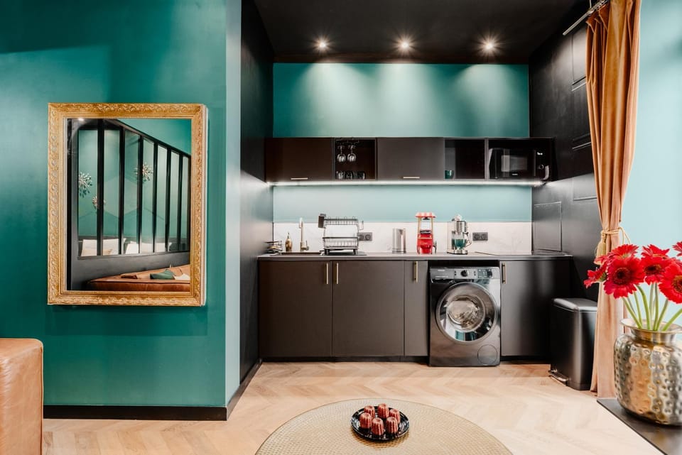 Coffee/tea facilities, Kitchen or kitchenette, stove, washing machine