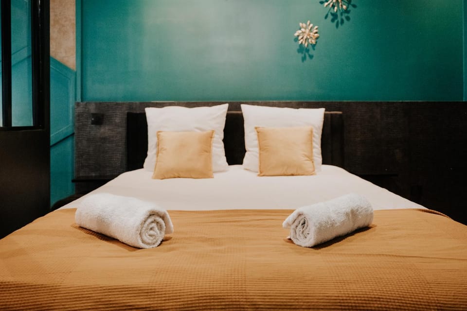 Bed, Photo of the whole room, Bedroom, towels