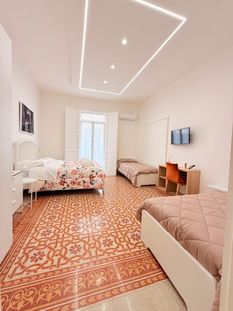 Bed, TV and multimedia, Balcony/Terrace, Photo of the whole room, Bedroom