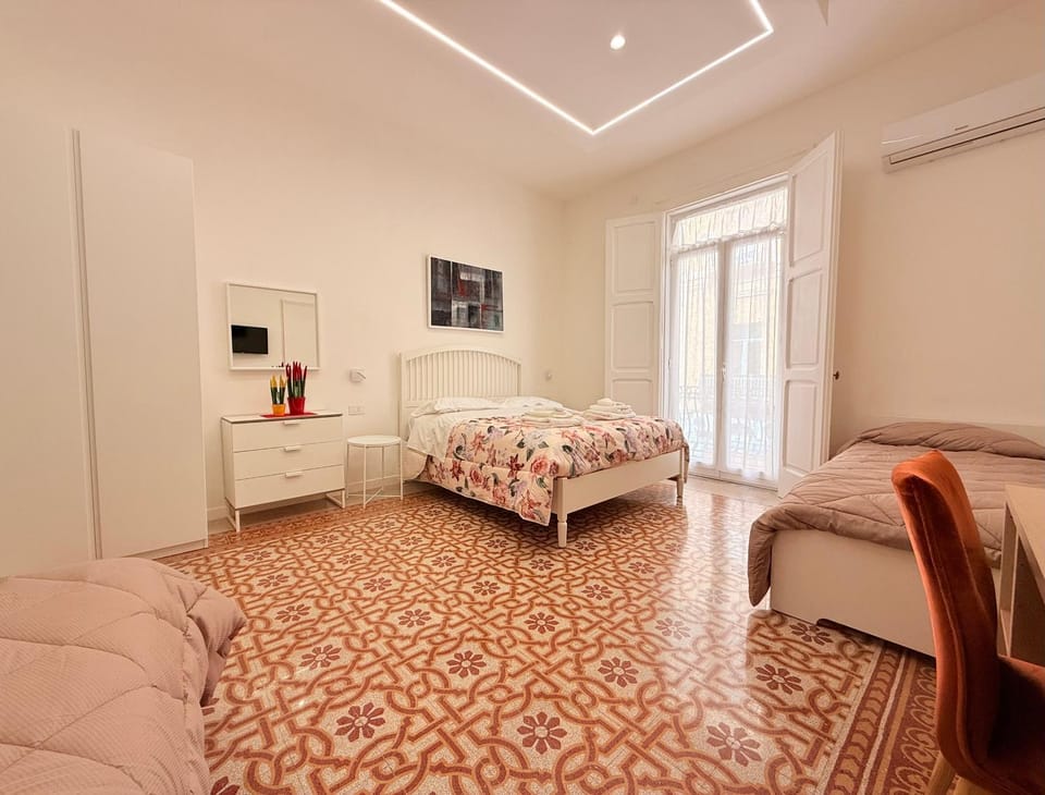 Bed, TV and multimedia, Balcony/Terrace, Photo of the whole room, Bedroom