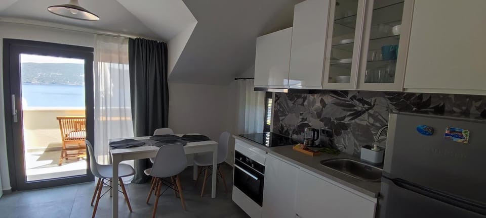 Kitchen or kitchenette, Dining area, dishwasher, oven, stove