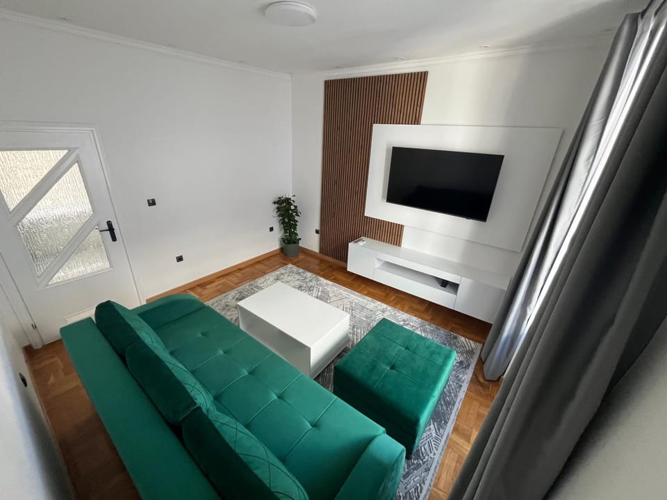 Communal lounge/ TV room, TV and multimedia, Living room, Photo of the whole room, Seating area