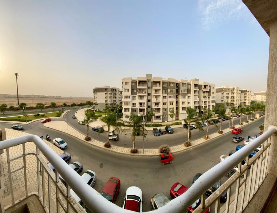 Property building, Day, Neighbourhood, View (from property/room), Balcony/Terrace, City view, Street view, Location, Parking