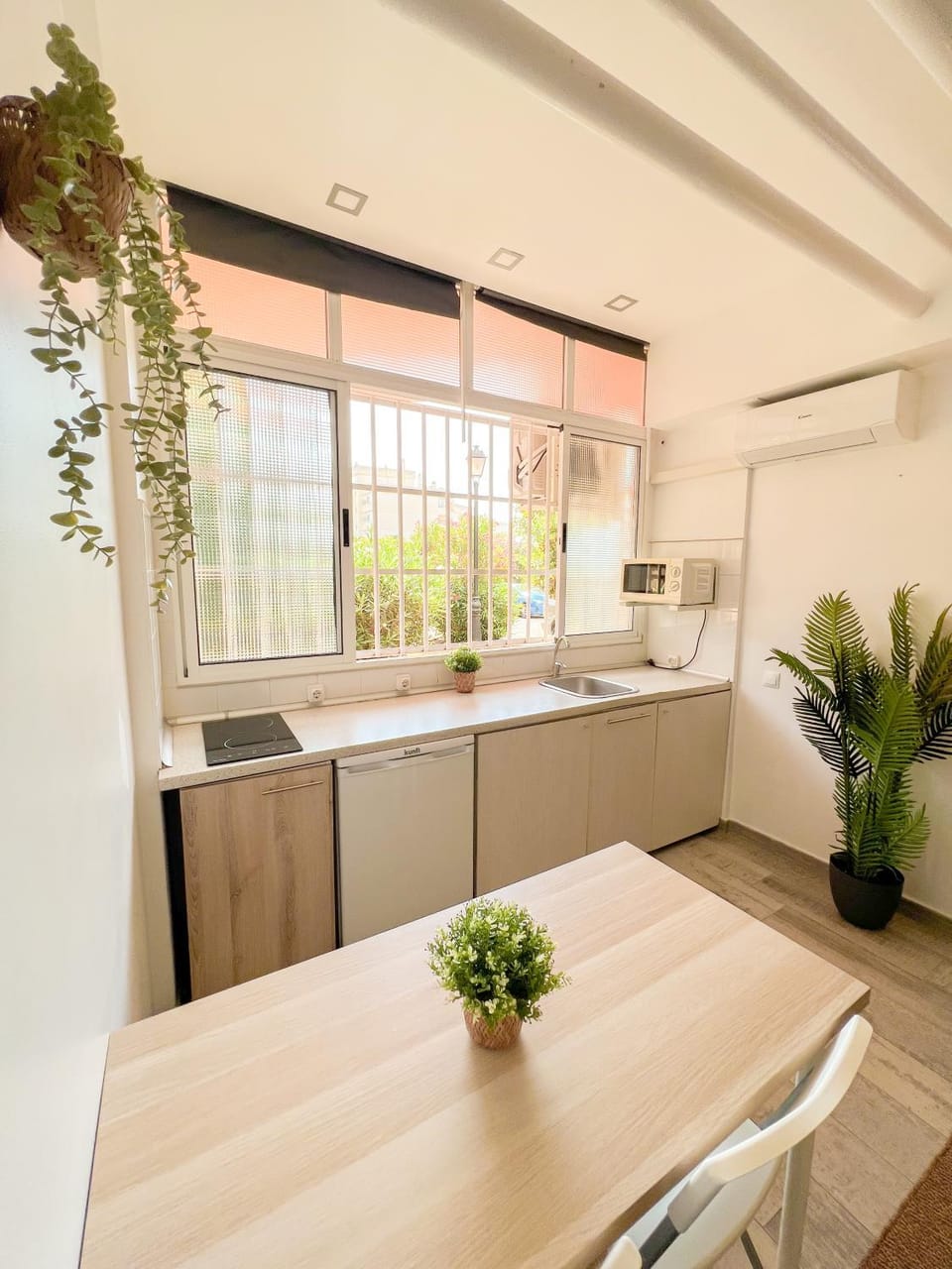 Kitchen or kitchenette, Dining area