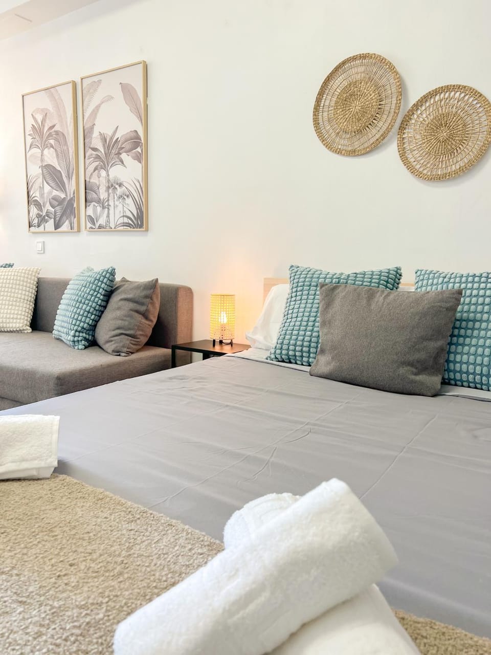 Bed, Bedroom, towels