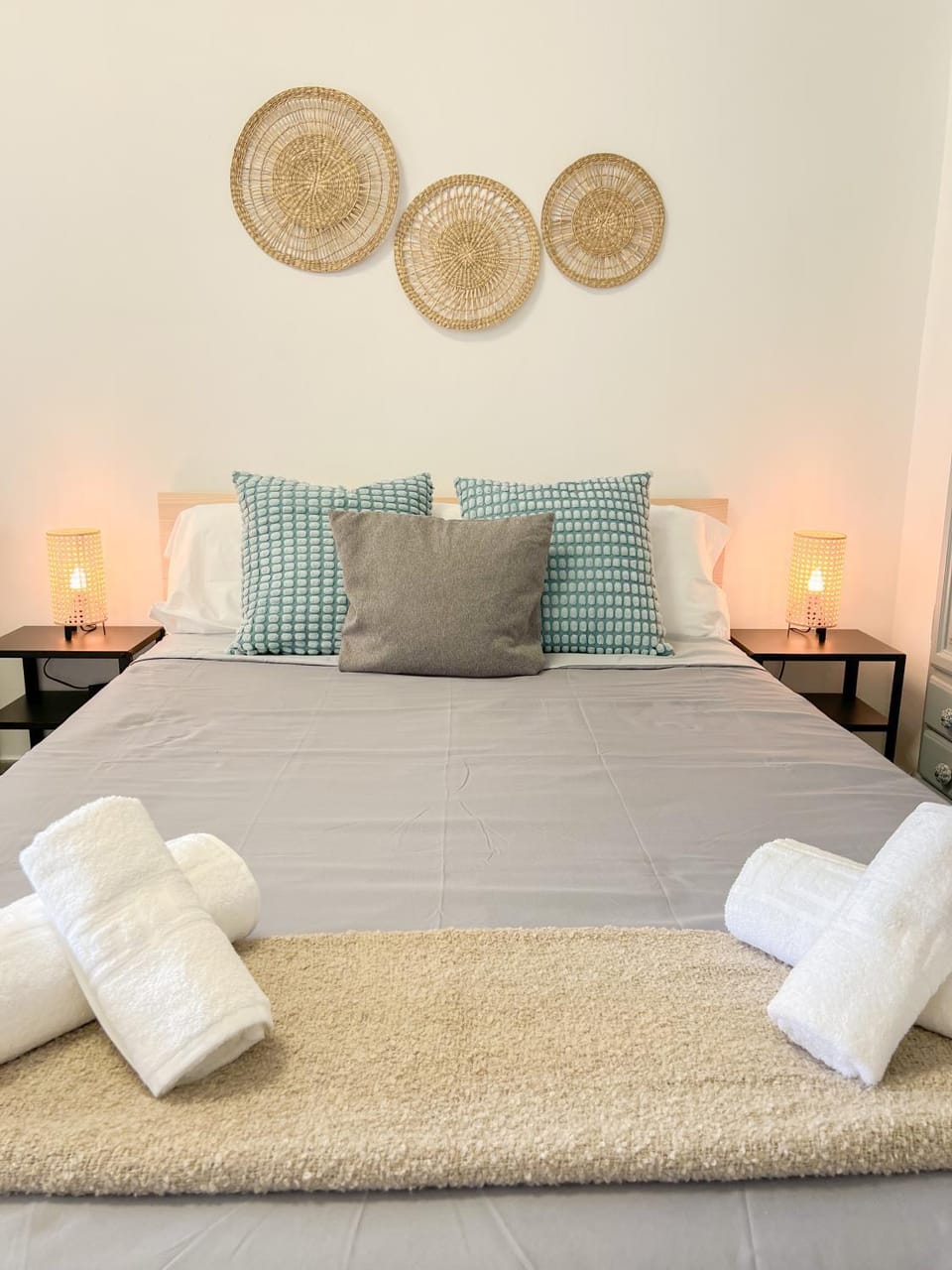 Bed, Bedroom, towels