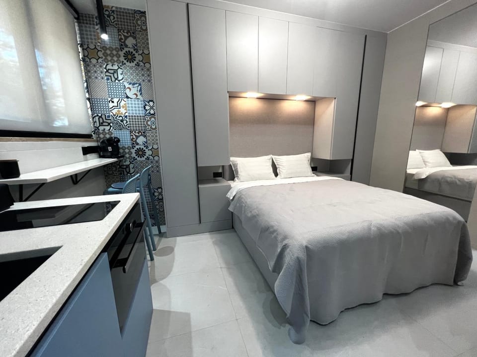 Bed, Kitchen or kitchenette, Photo of the whole room, microwave, oven, wardrobe