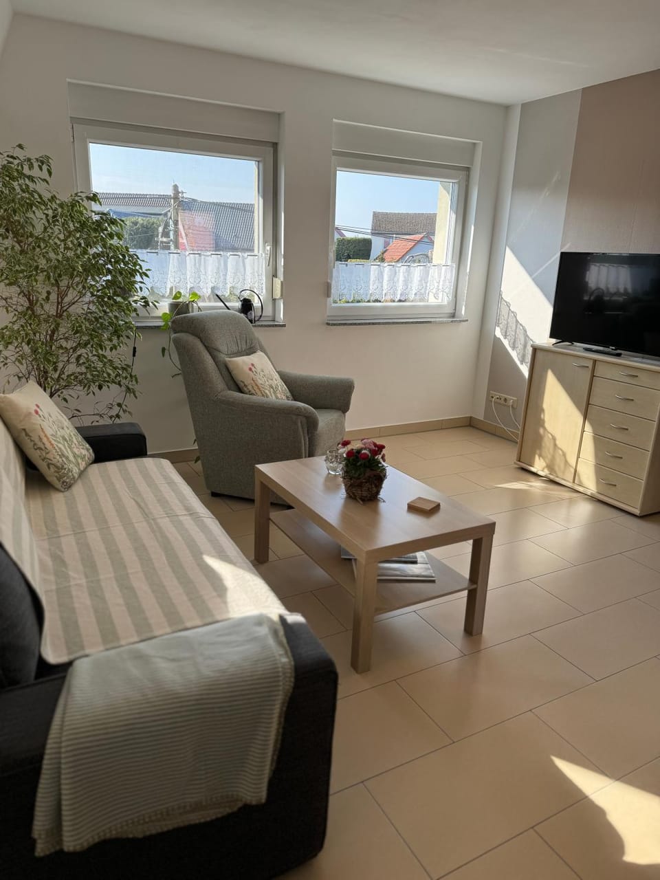 TV and multimedia, Living room, Seating area, Evening entertainment