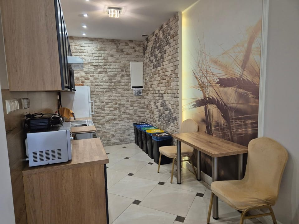 Coffee/tea facilities, Kitchen or kitchenette, Dining area, stove, toaster
