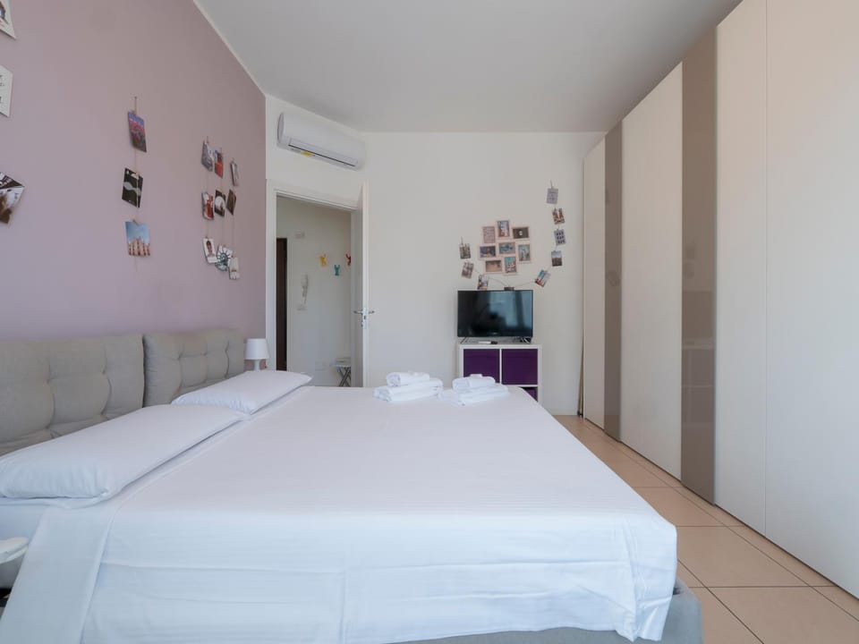 Bed, TV and multimedia, air conditioner