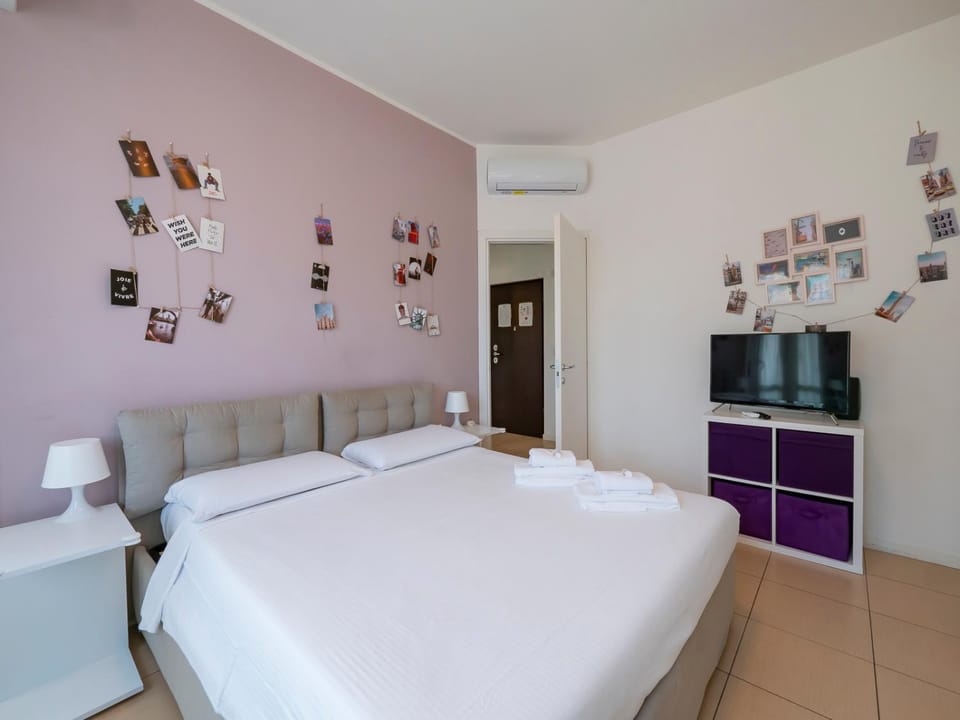Bed, TV and multimedia, Photo of the whole room, Bedroom, air conditioner