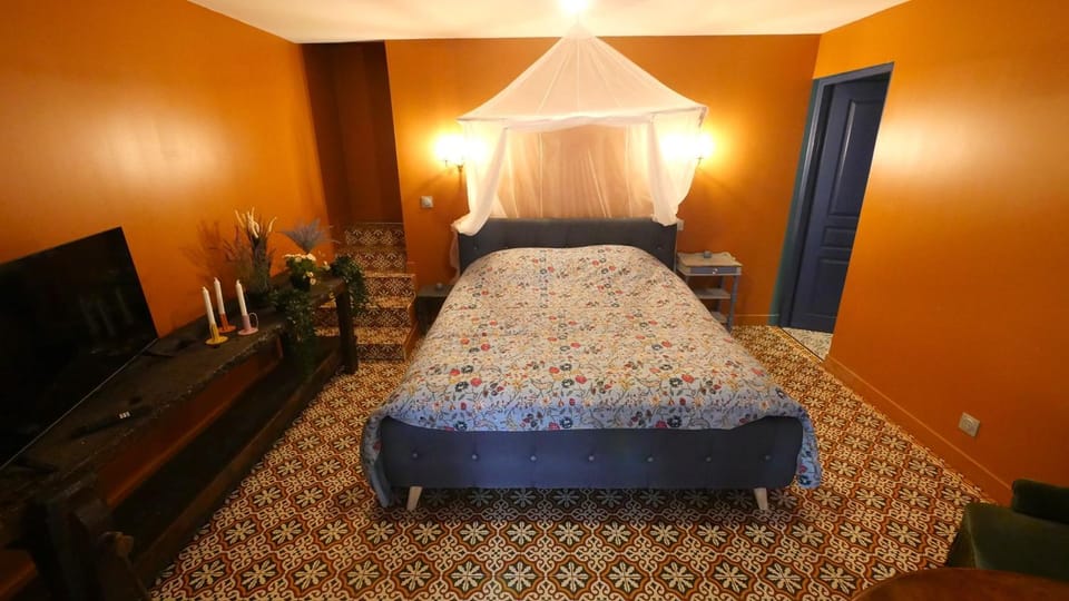 Bed, TV and multimedia, Bedroom