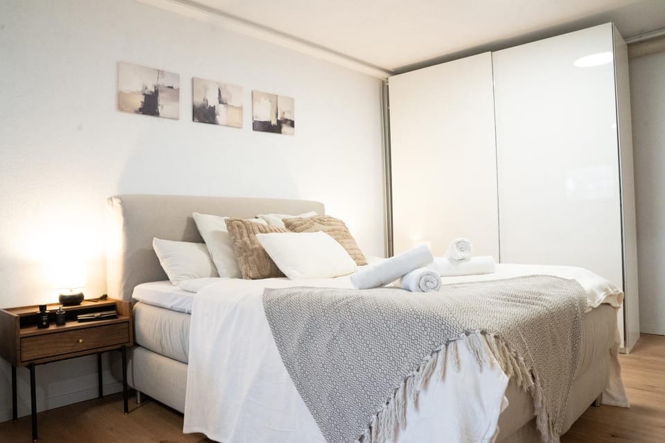 Bedroom, towels