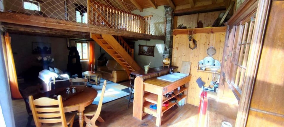 Afgelegen gite naast rivier omringd door bossen in bergachtige omgeving House in Auvergne-Rhône-Alpes