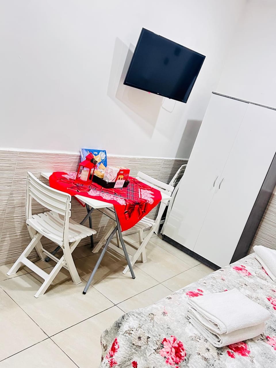 Photo of the whole room, Dining area