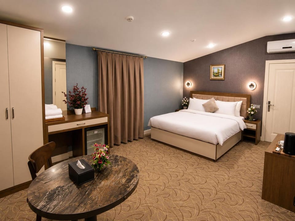 Photo of the whole room, Bedroom, wardrobe