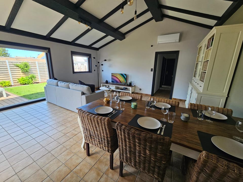 Living room, Seating area, Dining area, air conditioner