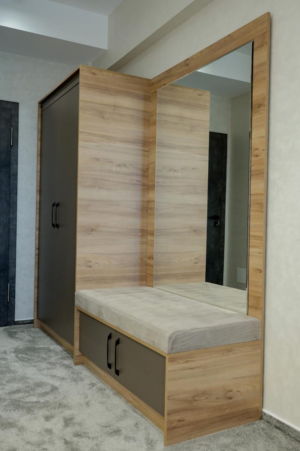 Photo of the whole room, Bedroom, wardrobe