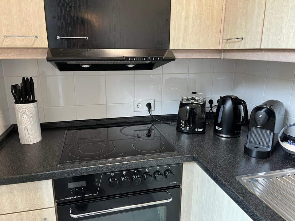 Coffee/tea facilities, Kitchen or kitchenette, stove, toaster