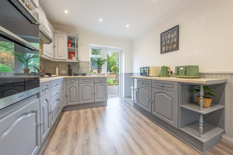 Kitchen or kitchenette, oven