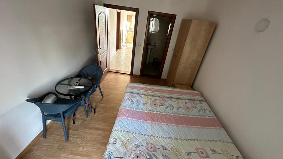 Bed, Seating area, Bedroom