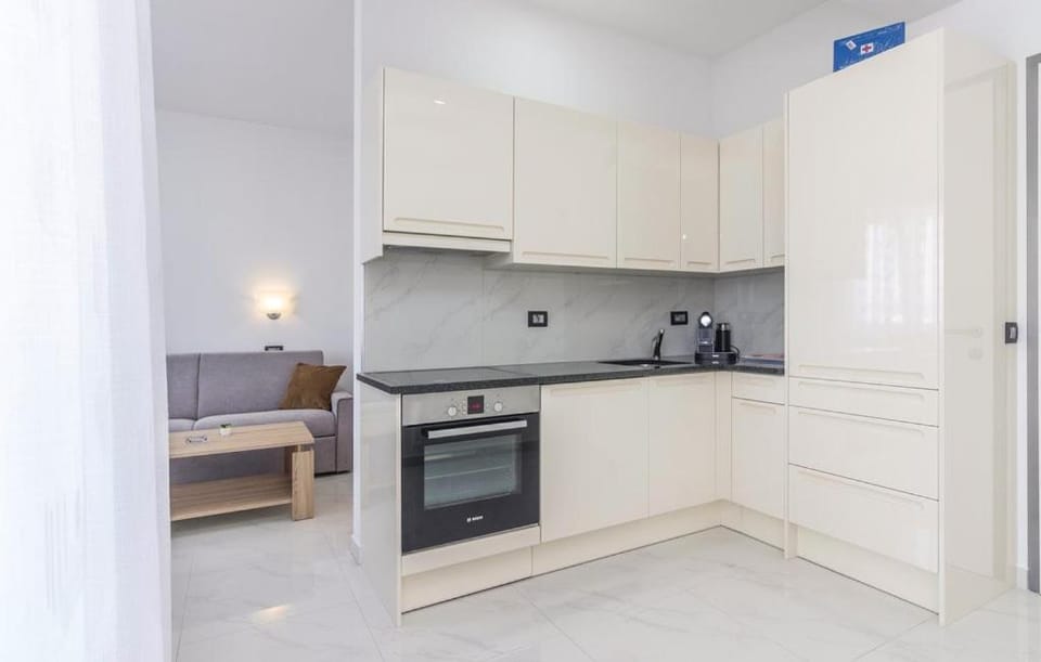 Coffee/tea facilities, Kitchen or kitchenette, oven, stove