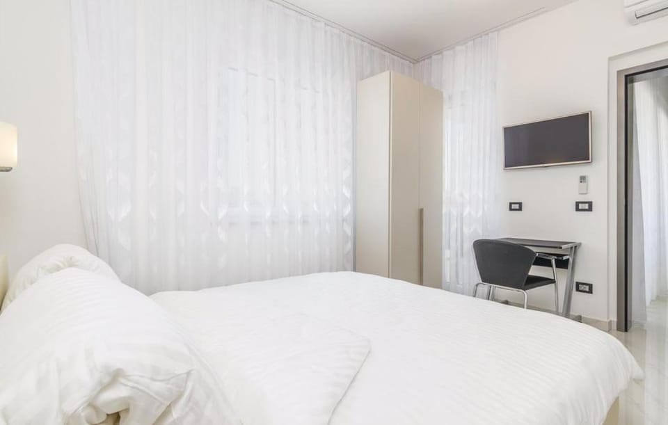 Bed, TV and multimedia, Bedroom, air conditioner