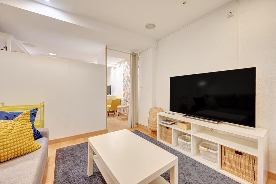 Communal lounge/ TV room, TV and multimedia, Living room, Seating area, Evening entertainment