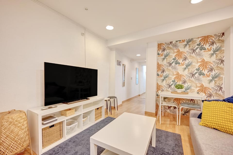 Communal lounge/ TV room, TV and multimedia, Living room, Seating area, Dining area, Evening entertainment