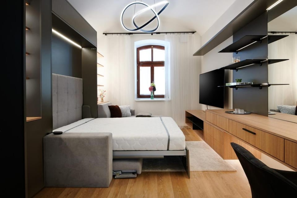 Bed, TV and multimedia, Bedroom