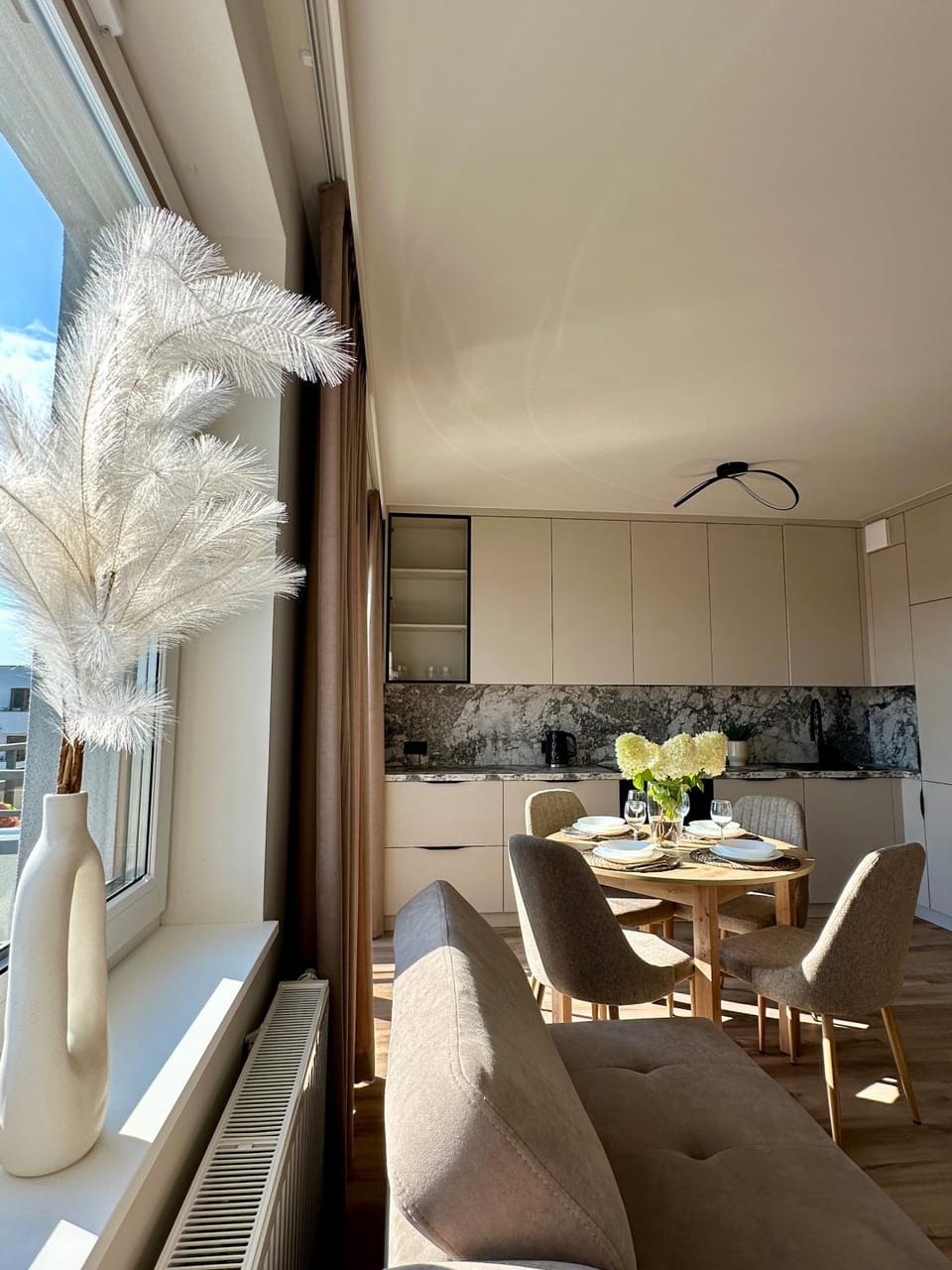 Kitchen or kitchenette, Living room, Seating area, Dining area