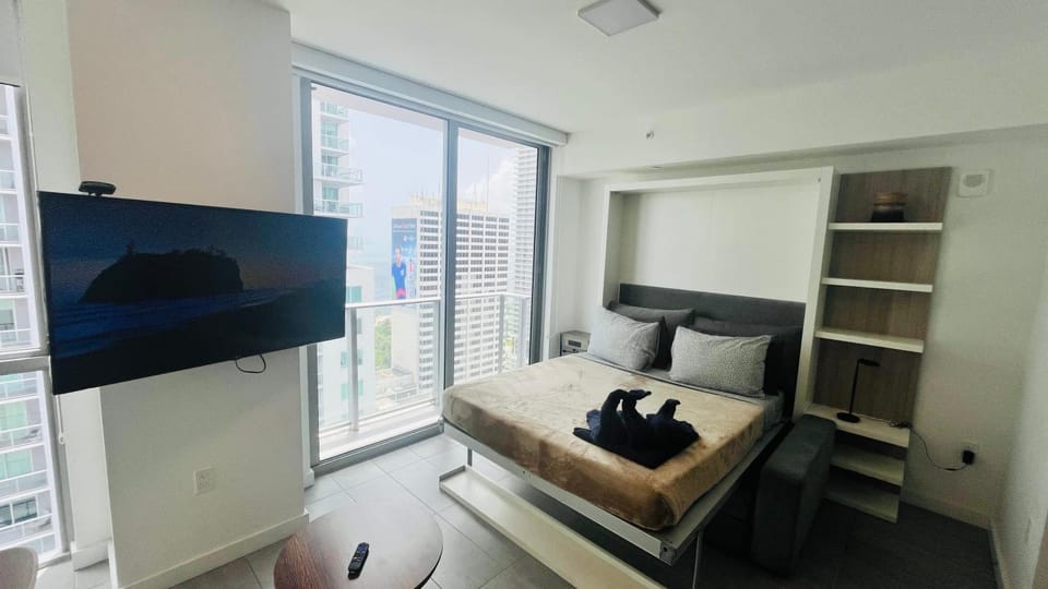 Sky-High oasis Large Studio POOL & GYM Apartment in Miami