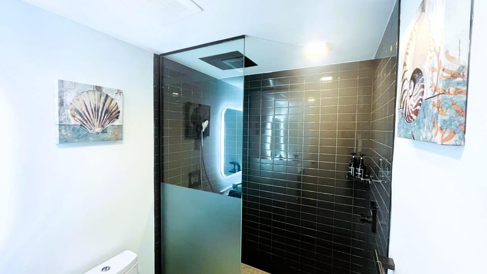Sky-High oasis Large Studio POOL & GYM Apartment in Miami