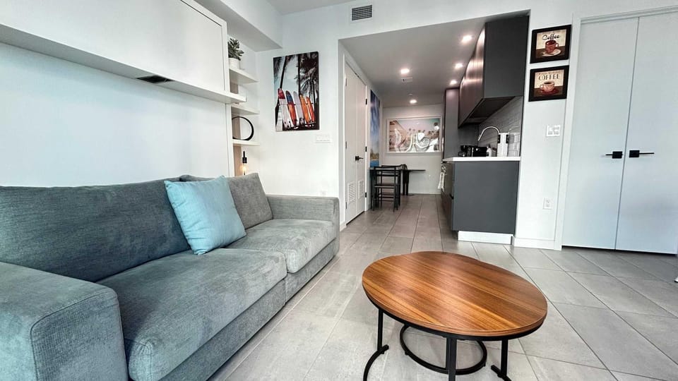 Sky-High oasis Large Studio POOL & GYM Apartment in Miami