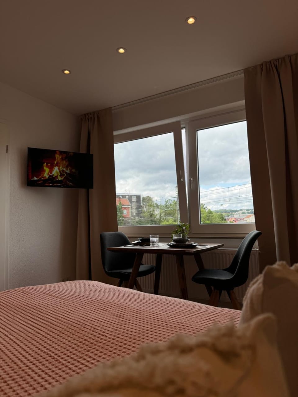 Bed, TV and multimedia, Photo of the whole room, Seating area, Dining area
