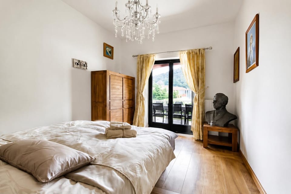 Bed, Living room, Photo of the whole room, Seating area, Bedroom, wardrobe