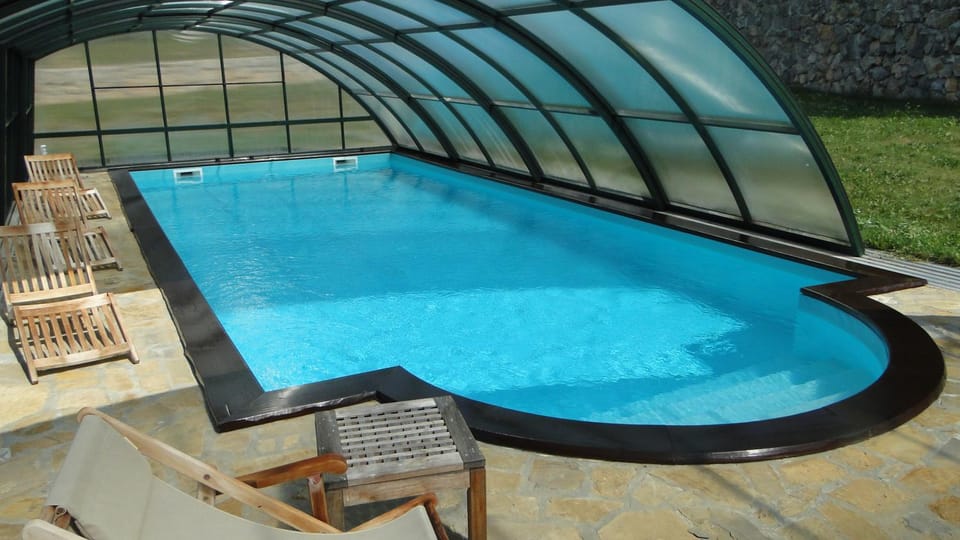 Swimming pool, sunbed