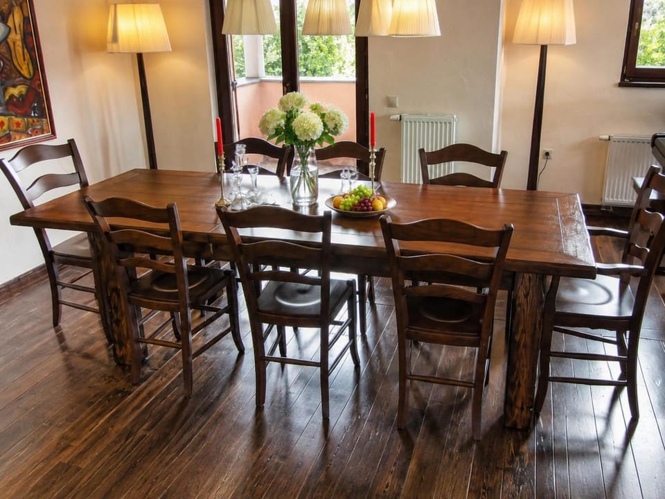 Restaurant/places to eat, Living room, Seating area, Dining area