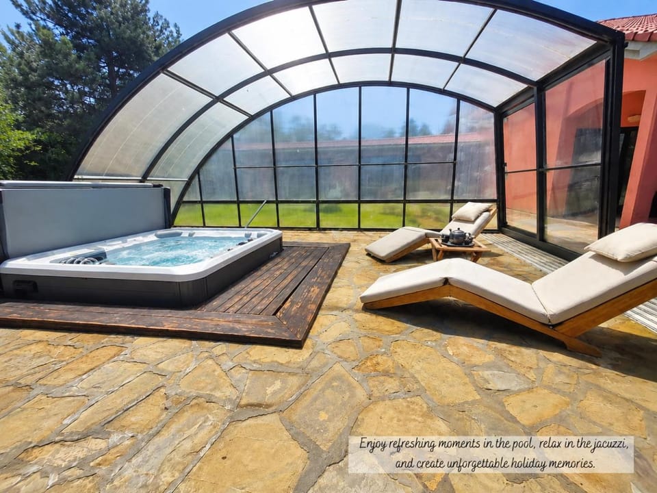 Day, Natural landscape, Hot Tub, Living room, Pool view, Swimming pool, sunbed
