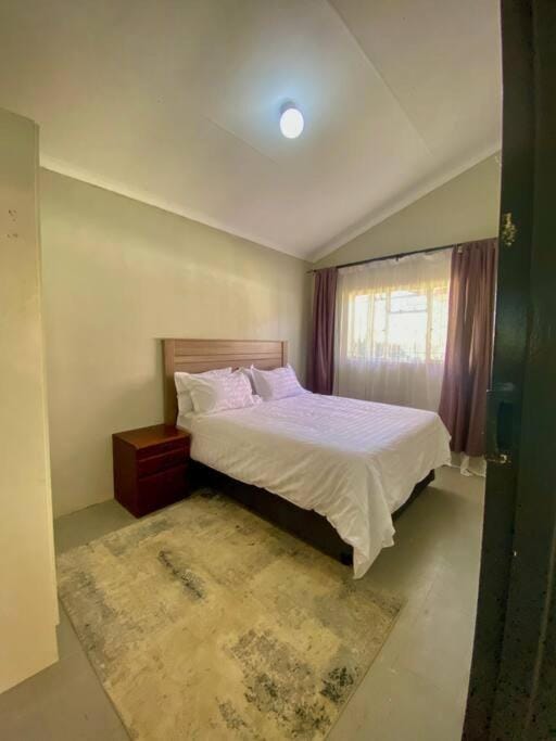 Down Town Delight - 2BR Budget Retreat House in Africa